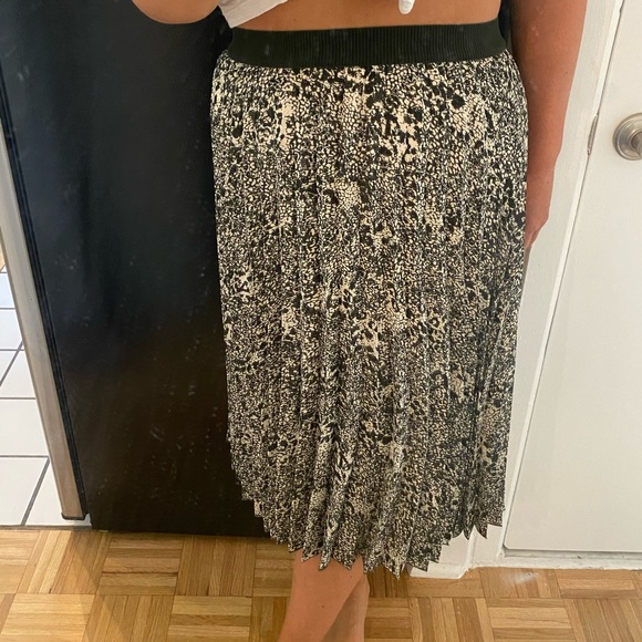 H&M Dresses & Skirts - H&M: floral pleated midi skirt